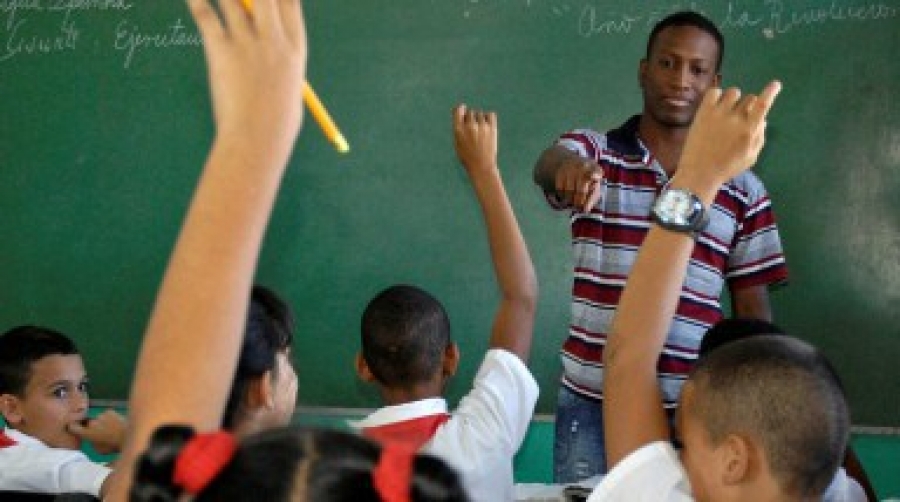 Cubanos celebran Día del Educador y victoria contra el analfabetismo