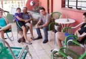 Elián González (centro, en jeans) con su familia