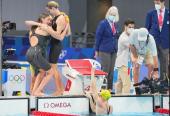 La cuarteta australiana, con las hermanas Campbell como bujías, destrozó el récord mundial del 4x100 libres. 