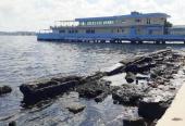 Sobre la Bahía de La Habana es visible la agresión con hidrocarburos, pese a los esfuerzos por revertir el proceso de contaminación. Foto: Raúl San Miguel