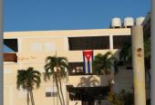 Las escuelas no abren aún a los pioneros, pero la bandera siempre ondea, acompañada de la palma real como fiel escudera.