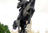 En un lugar de privilegio de La Habana, frente al Museo de la Revolución (antiguo Palacio presidencial) está emplazada  la escultura ecuestre de José Martí. Es una copia exacta y única de la que está erigida en el Parque Central de Nueva York, obra de la escultora estadounidense Anna Vaughn.