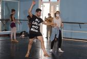 Ensayo del Ballet Nacional de Cuba que prepara su primera gira nacional en el Teatro Sauto de Matanzas tras el largo cese de actividades por la pandemia, Gemma Bond, coreógrafa británica y miembro del cuerpo de baile del American Ballet Theatre. FotosPL: Vladimir Molina