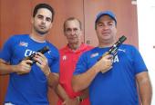 los pistoleros mantienen las indicaciones de su entrenador Meinardo Torres (al centro) con la pistoa como una extensión de su brazo.