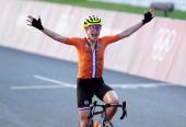 Toda la gloria del mundo cabe en las bielas de la ciclista holandesavan Vleuten