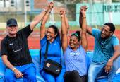 Yipsi, tercera de izquierda a derecha, destila sencilez pese a ser una de las atletas más encumbradas de la historia del Deporte Rey en Cuba. Foto: Ricardo López Hevia. 