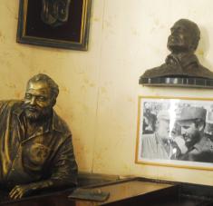 Los guardianes de La Habana, esas bellas y exóticas estatuas que le dan vida a esta ciudad de más de 500 años de fundada, Hemingway en su preferido restaurante Floridita, donde disfrutaba del delicioso daiquirí 