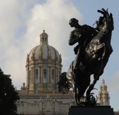 En un lugar de privilegio de La Habana, frente al Museo de la Revolución (antiguo Palacio presidencial) está emplazada  la escultura ecuestre de José Martí. Es una copia exacta y única de la que está erigida en el Parque Central de Nueva York, obra de la escultora estadounidense Anna Vaughn.