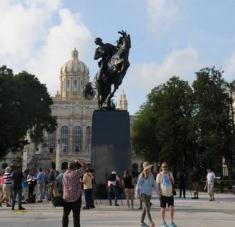 En un lugar de privilegio de La Habana, frente al Museo de la Revolución (antiguo Palacio presidencial) está emplazada  la escultura ecuestre de José Martí. Es una copia exacta y única de la que está erigida en el Parque Central de Nueva York, obra de la escultora estadounidense Anna Vaughn.