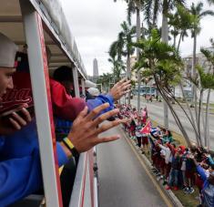 Los habaneros le dieron hoy una calurosa bienvenida al equipo nacional de béisbol Cubanos reciben a su equipo de béisbol