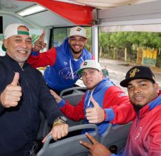 Los habaneros le dieron hoy una calurosa bienvenida al equipo nacional de béisbol Cubanos reciben a su equipo de béisbol
