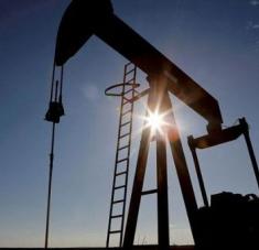 El aumento del petróleo Brent se da en medio de insistentes versiones que estiman un embargo al crudo de Moscú por parte de Estados Unidos. Foto: EFE