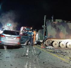 Un coche choca contra un vehículo blindado de EE.UU. cerca de Seúl, la capital surcoreana, el 30 de agosto de 2020. Foto: EFE