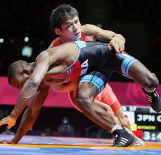 Andreu no pudo, por más que intentó, descifrar la defensa y explosividad de Takahashi. foto: United world Wrestling.