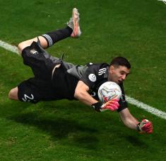 El meta argentino se vistió de héroe al detener tres disparos en la tanda de penales. Fotos: Twitter Copa América.