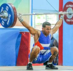 Arley Calderón coqueteó con el oro en el envión de los 62 kg, pero un error técnico se lo impidió. Foto: Tomada de Granma