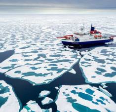 Rompehielos alemán, durante expedición multidisciplinaria de investigación polar en el océano Ártico en 2020. Foto: Steffen Graupner/MOSAiC