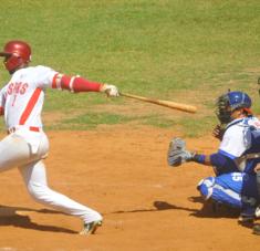 Adriel Labrada ha sido uno de los baluartes ofensivos indómitos en lo que va de Serie. Foto: Tomada del periódico Sierra Maestra.