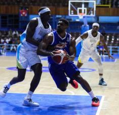 El conjunto cubano de baloncesto ganó 76-62 a su similar de Bahamas en la ventana del Clasificatorio a la Fiba AmeriCup 2025, este viernes en el Coliseo de la Ciudad Deportiva. Fotos Mónica RFn / JIT