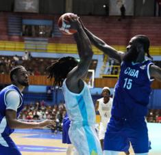 El conjunto cubano de baloncesto ganó 76-62 a su similar de Bahamas en la ventana del Clasificatorio a la Fiba AmeriCup 2025, este viernes en el Coliseo de la Ciudad Deportiva. Fotos Mónica RFn / JIT