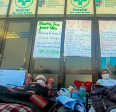 Trabajadores de la Salud protestan en demanda de medios para combatir la Covid-19, el martes, en Santa Cruz, Bolivia. Foto: EFE