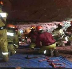 Bomberos atienden a las personas sepultadas en una cueva en el estado de Sao Paulo. Foto: @correio