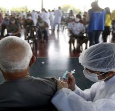 Brasil ha aplicado 130.4 millones de vacunas, con 93.6 millones suministradas en primera dosis y 36.7 millones en segunda o única. Foto: Xinhua