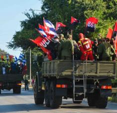 Una representación de jóvenes y niños, vestidos de verde olivo, rememoraron la Caravana de la libertad en el 63 aniversario del histórico recorrido de Santiago de Cuba hasta La Habana. Santiago de Cuba, 2 de enero de 2022. ACN FOTO/Miguel RUBIERA JUSTIZ