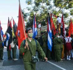 Una representación de jóvenes y niños, vestidos de verde olivo, rememoraron la Caravana de la libertad en el 63 aniversario del histórico recorrido de Santiago de Cuba hasta La Habana. Santiago de Cuba, 2 de enero de 2022. ACN FOTO/Miguel RUBIERA JUSTIZ