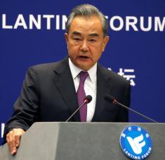 El canciller chino reconoció la importancia del rastreo de los orígenes del coronavirus, pero sostuvo que el trabajo científico serio está siendo manipulado políticamente en un intento de culpar a un país o dividir a la comunidad internacional. Foto: Reuters.