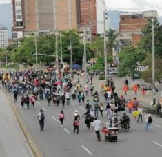 Decenas de personas realizaron una marcha en Medellín, en el marco de la conmemoración de los nueve meses del inicio del Paro Nacional. Foto: RCN Radio