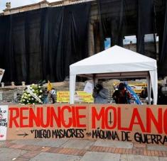 Antes del debate contra Diego Molano, decenas de personas se manifestaron en la Plaza de Bolívar de Bogotá. Foto: EFE