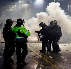 Policías arremeten contra manifestantes en la ciudad colombiana de Palmira. Foto: EFE