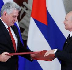 La firma por los presidentes Vladimir Putin y Miguel Díaz-Canel de la Declaración Conjunta sobre Enfoques Generales en Asuntos Internacionales, en el marco de la visita de este último a Moscú en 2018, evidencia nuestro compromiso con la formación de un orden mundial multilateral y multipolar, que refleje la pluralidad de modelos de desarrollo político, económico-social y cultural. Foto: Reuters.