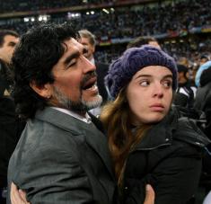La hija del astro argentino publicó en sus redes una carta pública en la que expresó el dolor por la pérdida: "Estoy destruida pero voy a salir adelante". Foto: Reuters.