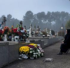 En este Día de Todos los Santos los creyentes suelen llevarle flores a sus difuntos en los sepulcros y recordarlos. Foto: EFE