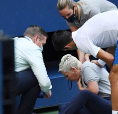 Pese a que la acción no pareció intencionada, el número uno del mundo será privado de todos los puntos ganados en el torneo y tendrá que pagar una multa. Foto: Reuters.