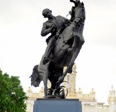 En un lugar de privilegio de La Habana, frente al Museo de la Revolución (antiguo Palacio presidencial) está emplazada  la escultura ecuestre de José Martí. Es una copia exacta y única de la que está erigida en el Parque Central de Nueva York, obra de la escultora estadounidense Anna Vaughn.