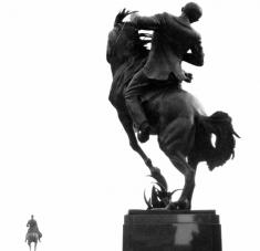 En un lugar de privilegio de La Habana, frente al Museo de la Revolución (antiguo Palacio presidencial) está emplazada  la escultura ecuestre de José Martí. Es una copia exacta y única de la que está erigida en el Parque Central de Nueva York, obra de la escultora estadounidense Anna Vaughn.