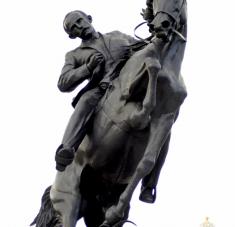 En un lugar de privilegio de La Habana, frente al Museo de la Revolución (antiguo Palacio presidencial) está emplazada  la escultura ecuestre de José Martí. Es una copia exacta y única de la que está erigida en el Parque Central de Nueva York, obra de la escultora estadounidense Anna Vaughn.