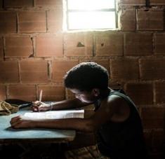 Según Unicef los niños que sí pudieron seguir clases a distancia tuvieron condiciones desfavorables en sus hogares. Foto: Getty Images