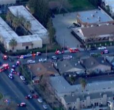Agentes policiales de Sacramento rodean la iglesia donde ocurrió el tiroteo. Foto: @AnnieOnHerOwn