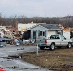 Las autoridades informaron que entre 25 y 30 casas resultaron gravemente dañadas por el tornado. Foto: @cnnbrk