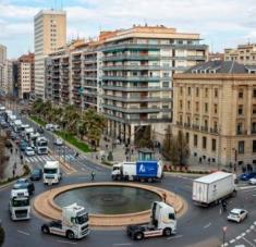 El paro, al cual se han sumado transportistas autónomos y que se extiende por dos semanas, ha provocado la interrupción de los flujos de suministros en toda la cadena de abastecimiento en los mercados españoles. Foto: EFE