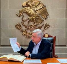 El presidente mexicano López Obrador ofreció el domingo un mensaje desde Palacio Nacional, en la Ciudad de México. Foto: EFE