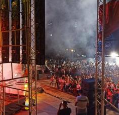 Artistas cubanos con su música llenaron de público  la escalinata de la Universidad de La Habana, en un concierto dedicado a los jóvenes y al reinicio del curso escolar 2021-2022. La escalinata se llenó de público de todas las edades. Foto. Karamba