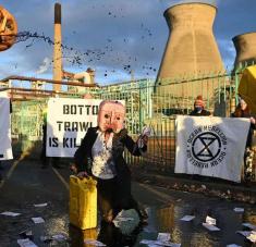 Durante la COP26 en noviembre pasado, activistas del grupo Ocean Rebellion se manifestaron frente a refinerías y centros petroquímicos en Grangemouth, Escocia.