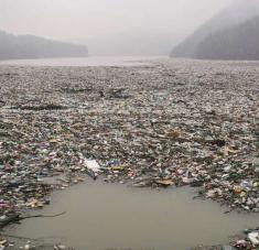 Glaciar de basura que obstruye el río Lim cerca de la ciudad de Priboj en Serbia, recuerda la inquietante visión del artista cubano Tomás Sánchez, quien reinventó el lugar de la crucifixión de Cristo fuera de Jerusalén en su pintura de 1994, "Al sur del Calvario".