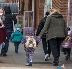 El Gobierno francés indicó que ahora, si un estudiante da positivo, se solicitarán dos pruebas a sus compañeros en lugar de una sola. Foto: EFE