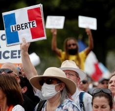 La mayoría de quienes están a favor de las manifestaciones son jóvenes y personas que no desean vacunarse. Foto: Reuters.